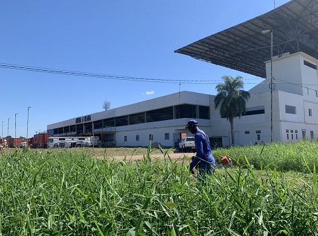 25-06-21 detentos-fazem-limpeza-do-arena-da-floresta