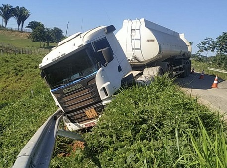 05-07-21-Carreta atravessa BR-364