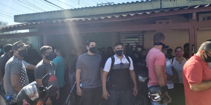 Seguranças demitidos por falta de repasse realizam manifestação