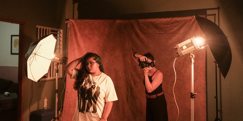 Poesias femininas são interpretadas em exposição fotográfica