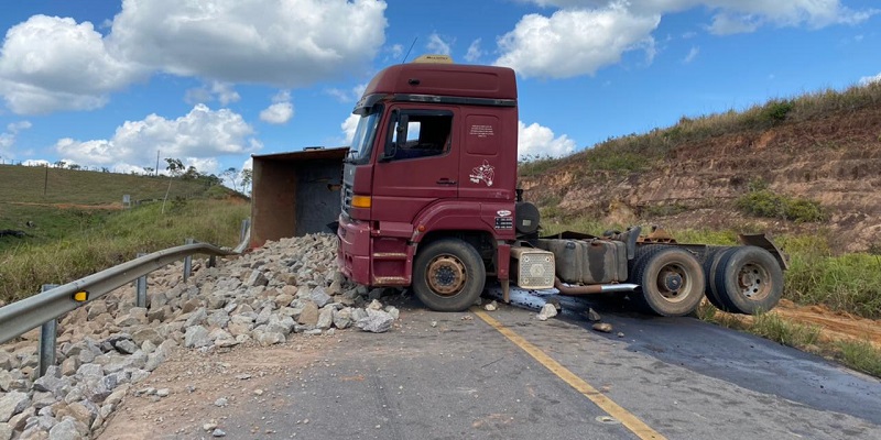 Carreta com pedras tomba na BR-364 e interdita via