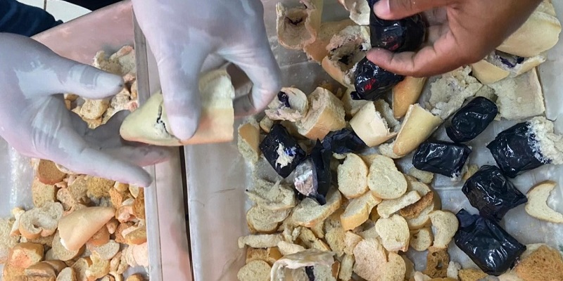 Drogas e tabaco são escondidos em torradas para entrar em presídio