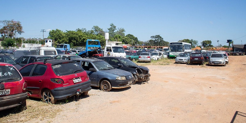 Detran realiza leilões de mais de 200 veículos