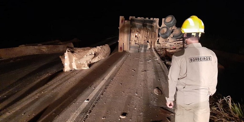 Caminhão carregado de madeira tomba na BR-317 e motorista morre em acidente
