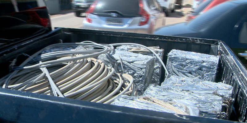 Aproximadamente uma tonelada de fios de cobre furtados foi apreendida