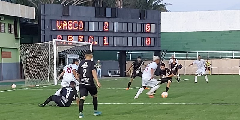 Vasco vence o Rio Branco de virada e se isola na liderança do estadual