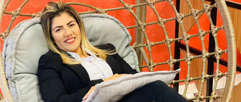 A negatividade do mundo não pode te derrubar a menos que você permita que ela permaneça dentro de você.