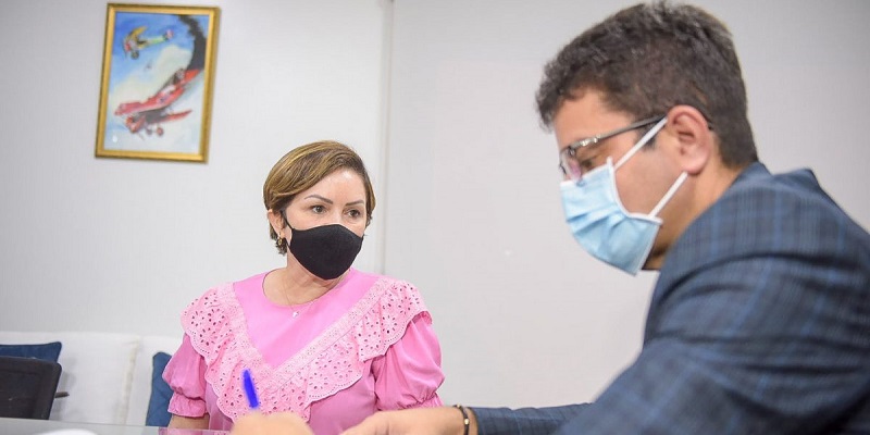 Após greve da educação, governo doa computadores e cede auxílio