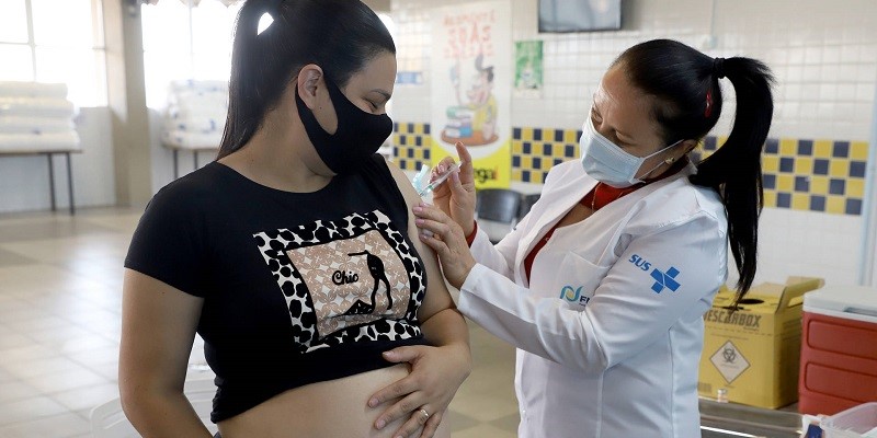 Grávidas que tomaram Astrazeneca podem receber segunda dose de outro imunizante