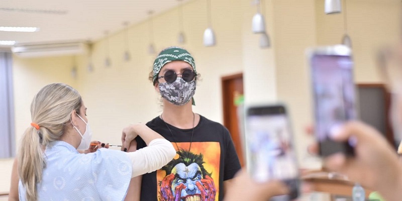 Jovens de 18 anos ou mais podem se vacinar contra covid-19 nesta segunda-feira