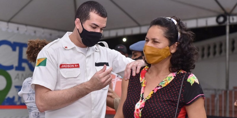 Jovens a partir de 23 anos podem se vacinar contra a covid-19 em Rio Branco