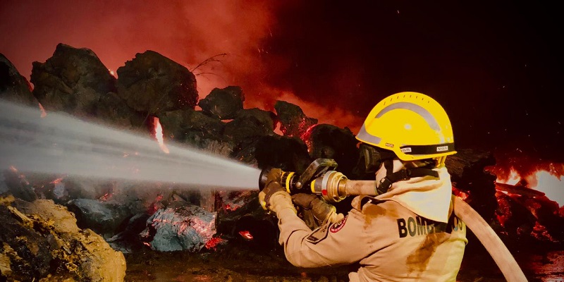 Bombeiros atuam por 17 horas para conter fogo em duas madeireiras