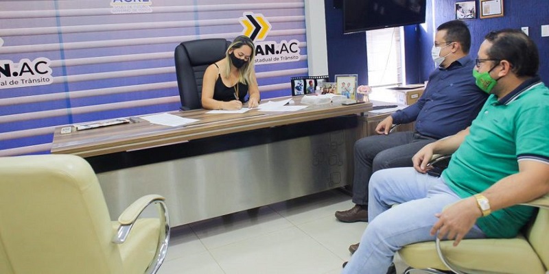 Carro adaptado do Detran para PCD será usado para aulas práticas