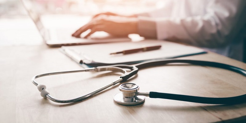 Lei que permite contratar médicos sem o Revalida é suspensa