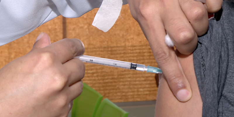 Adolescentes de 14 anos começam a ser vacinados nesta terça-feira