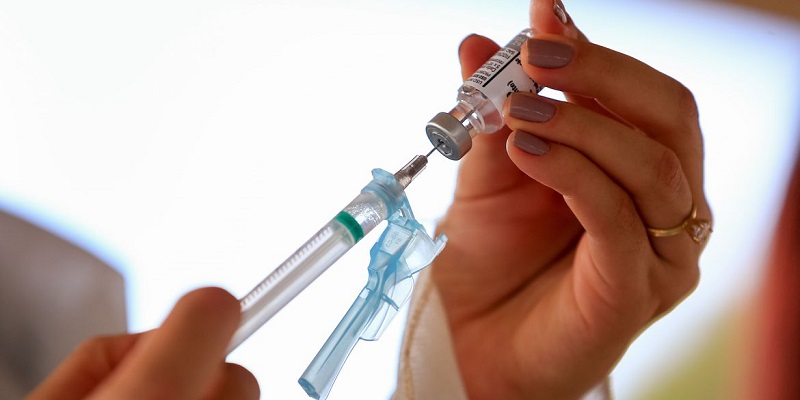 Mortes por covid-19 de pessoas vacinadas são raras, diz especialista