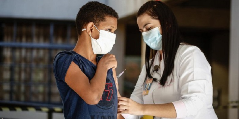 Rio Branco vacina adolescentes a partir de 12 anos neste domingo no shopping