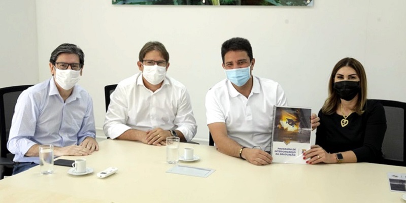 Em visita à Ufac, governador garante apoio para construção do HU