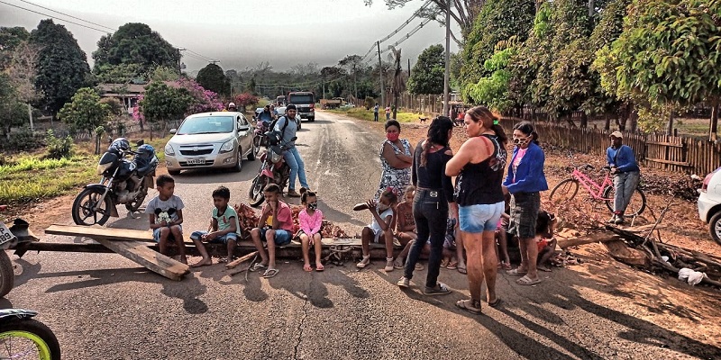 Moradores fecham Transacreana pedindo melhorias em ramais