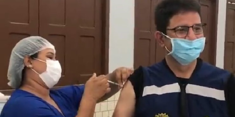 Gladson recebe segunda dose contra covid-19 em Cruzeiro do Sul