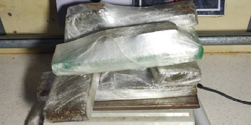 Três homens são presos com 6,4 kg de drogas no Mocinha Magalhães