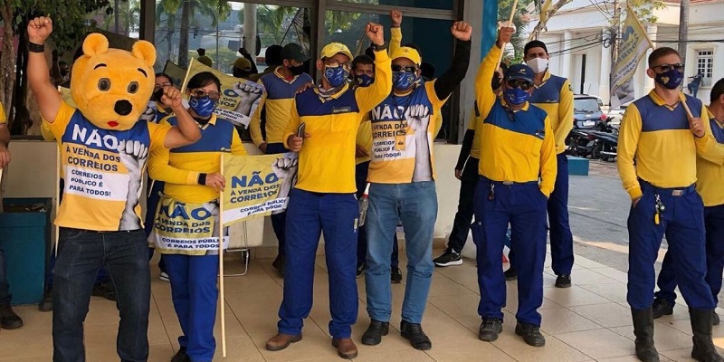 Com bonecos de Bolsonaro e Bittar acreanos protestam contra PEC 32