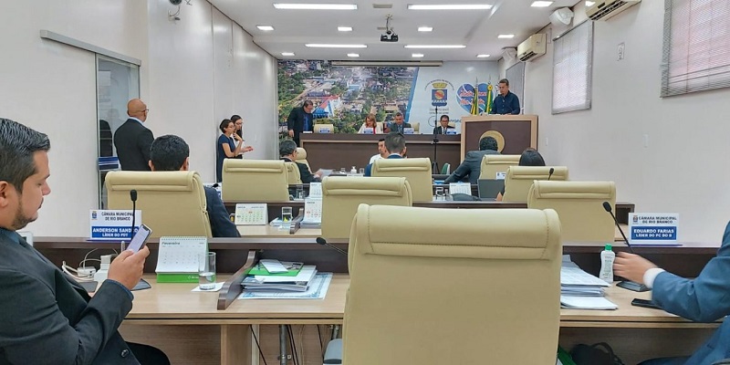 Cada vereador de Rio Branco poderá contratar mais quatro assessores