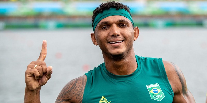 Isaquias Queiroz é ouro na canoagem de velocidade