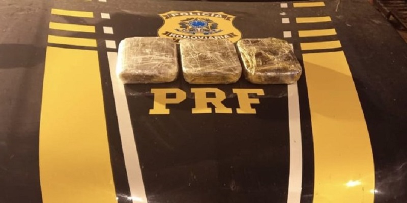 PRF apreende 3,3 kg de cocaína com passageira de ônibus em Rio Branco