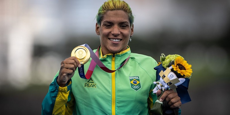 Ana Marcela Cunha é ouro na maratona aquática