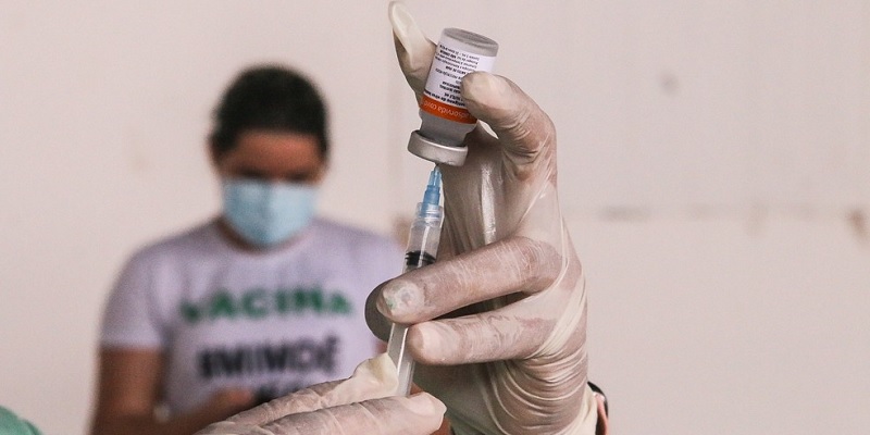 Vacinação contra a covid-19 segue até meio dia, neste sábado, em Rio Branco