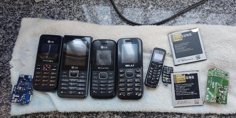 Celulares arremessados para dentro do presídio são apreendidos