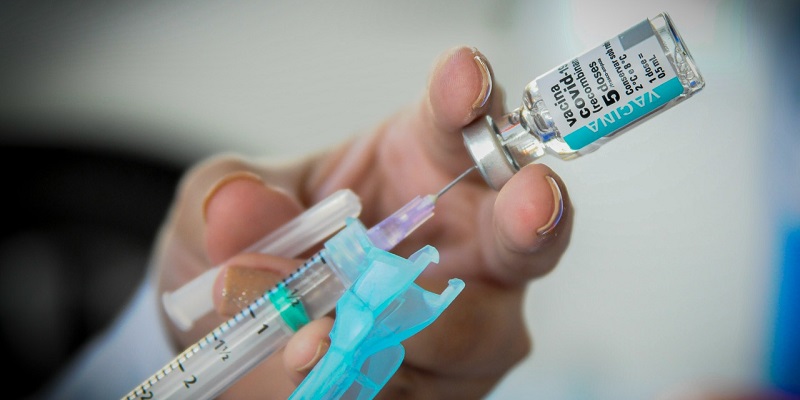 Dose de reforço contra covid-19 começa a ser aplicada na capital em idosos