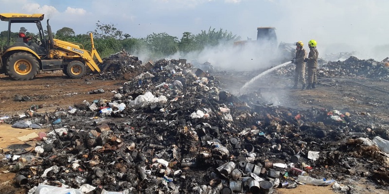 Incêndio atinge lixão de Mâncio Lima e há suspeita de causa criminosa