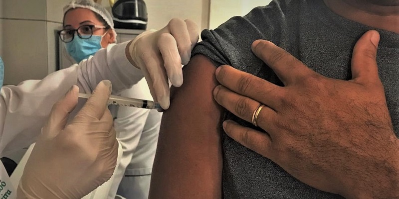 Aplicação da dose de reforço continua nesta terça-feira para idosos