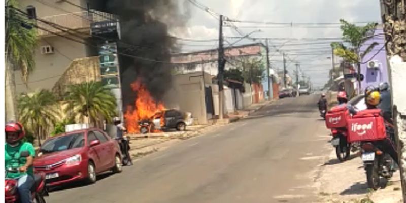Carro é destruído durante incêndio no Bosque, em Rio Branco