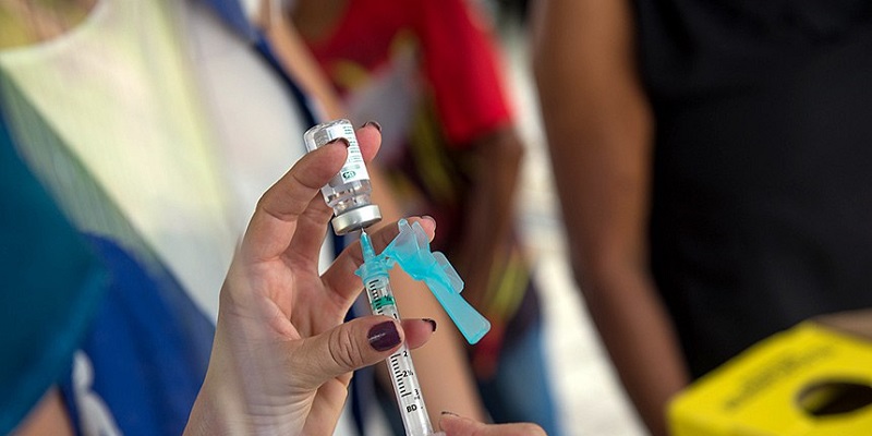 Covid: 50% do público acima de 18 anos está imunizado no Brasil