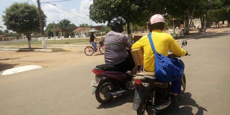 Carteiros usam veículos próprios para entregar encomendas