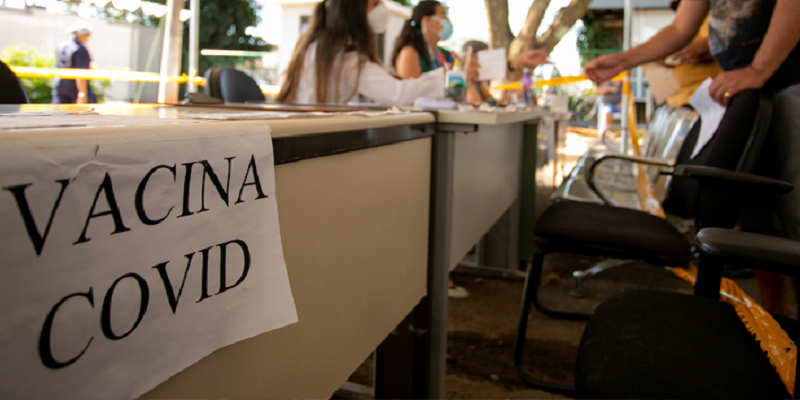 No Brasil, 44% da população está totalmente imunizada contra a covid-19