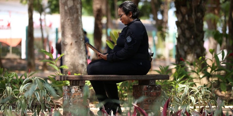 Policial penal lança livro baseado na rotina de carcereiras acreanas