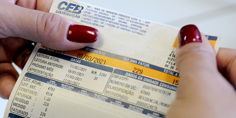 Bolsonaro sanciona inclusão de famílias baixa renda na Tarifa Social de Energia