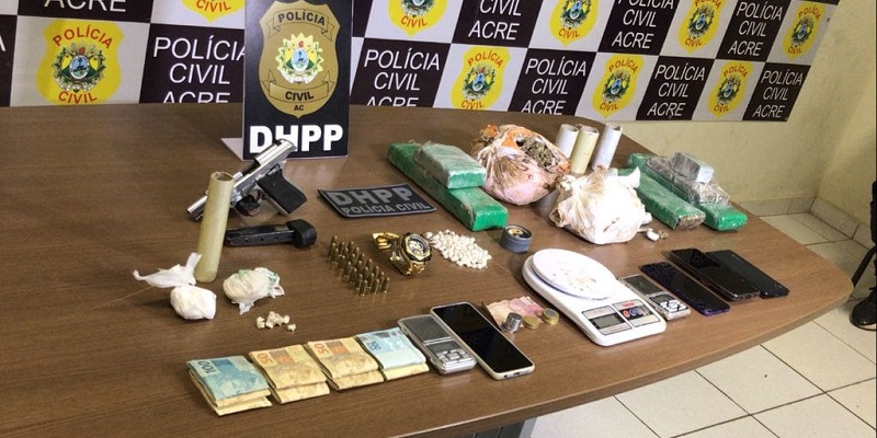 Dupla é presa com dinheiro, drogas e pistola 380 municiada na capital