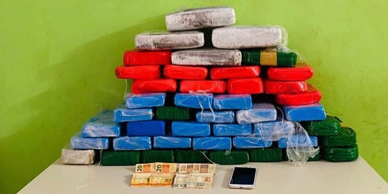 No interior, homem é preso com 45 kg de drogas escondidos em malas