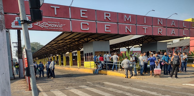 Motoristas de ônibus paralisam atividades em Rio Branco