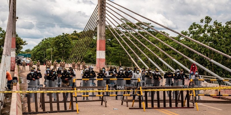 Brasileiros e peruanos protestam pedindo abertura da fronteira