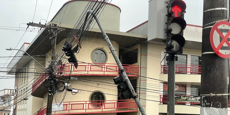 Temporal deixa desmoronamentos, queda de fiações e destelhamentos