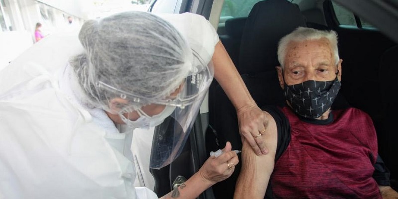 Rio Branco aplica dose de reforço em idosos a partir de 70 anos nesta quinta