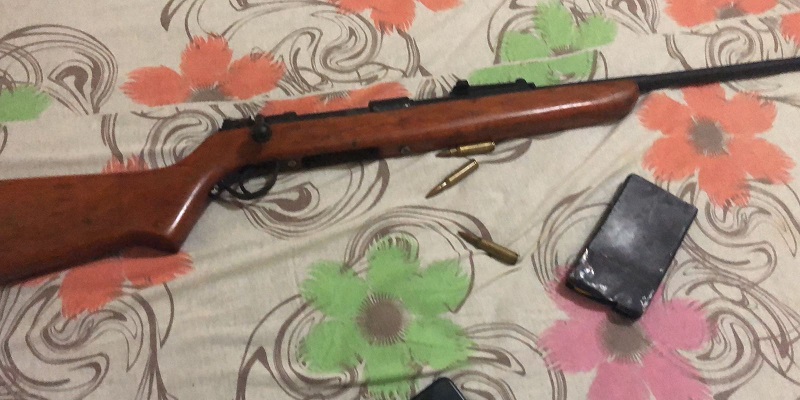 Polícia prende quatro pessoas e apreende um fuzil 7,62 mm