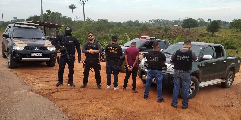 Homem capota carro com restrição de roubo enquanto fugia da polícia