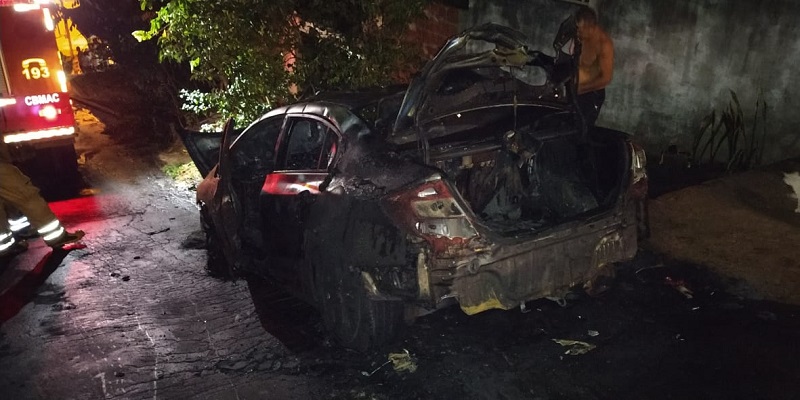 Carro é totalmente consumido pelas chamas durante incêndio no interior